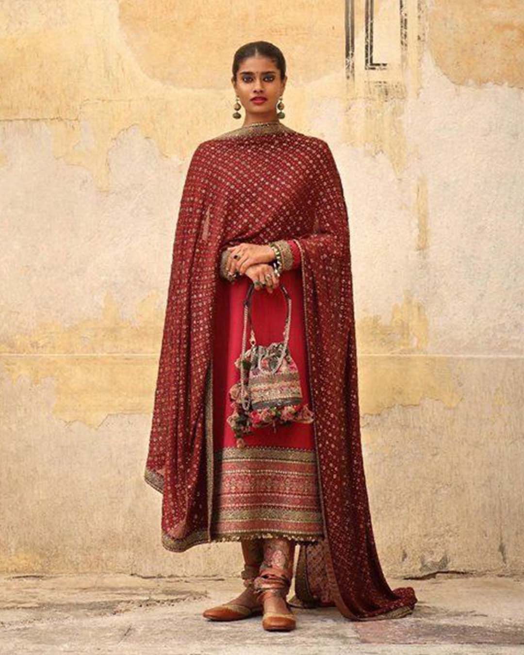 Indo-Western ethnic Lehenga] Check out Sara Ali Khan, Kriti Sanon and  Anushka Sharma's love for Sabyasachi designer outfits